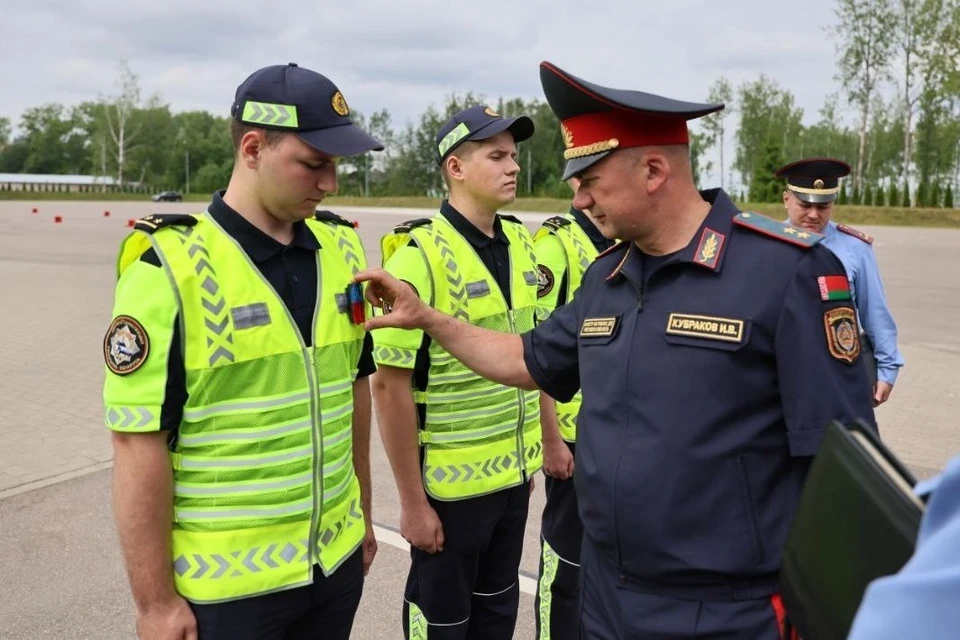 МВД Беларуси показало новые элементы формы ДПС, включая красно-синий маячок. Их оценил министр Иван Кубраков. Фото: телеграм-канал МВД Беларуси