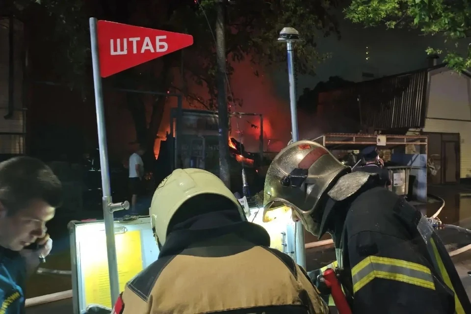В центре Ростова потушили крупный пожар. Фото: МЧС Ростовской области.