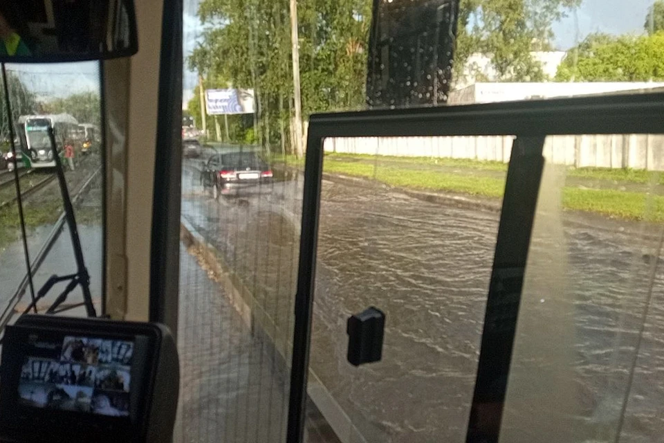 На дороге образовались огромные лужи. Фото: Читатель КП