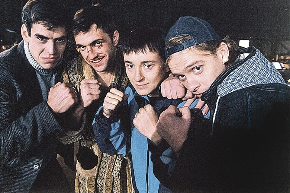 Самарец продает постер с подписями героев культового сериала "Бригада".