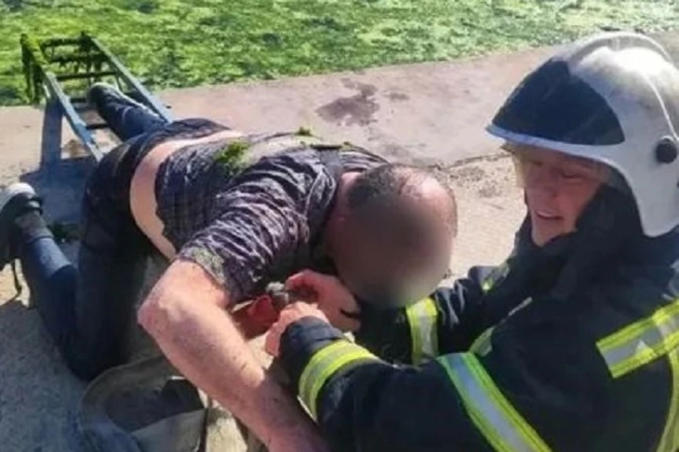 В Мариуполе спасатели вытащили из реки Кальчик мужчину, упавшего с берега. Фото: МЧС России по ДНР