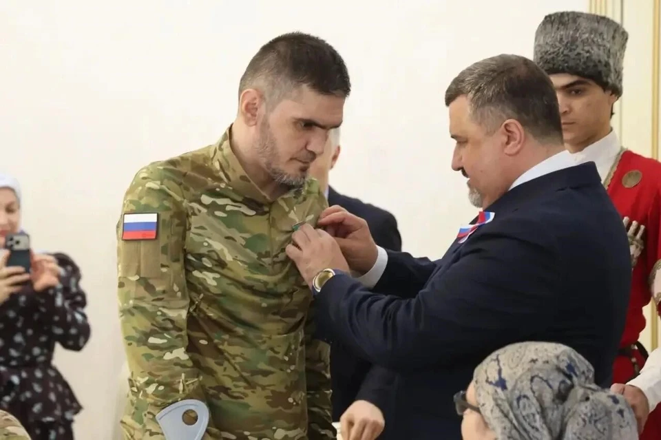 За мужество и стойкость Гаджимурад Казанбиев награжден медалью «За отвагу». Фото: пресс-служба главы РД