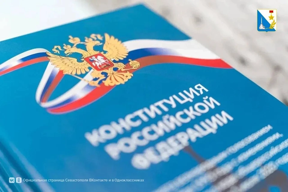 Такие вручения проводят в значимые для Севастополя и всей страны даты. Фото: Пресс-служба правительства Севастополя, sev.gov.ru