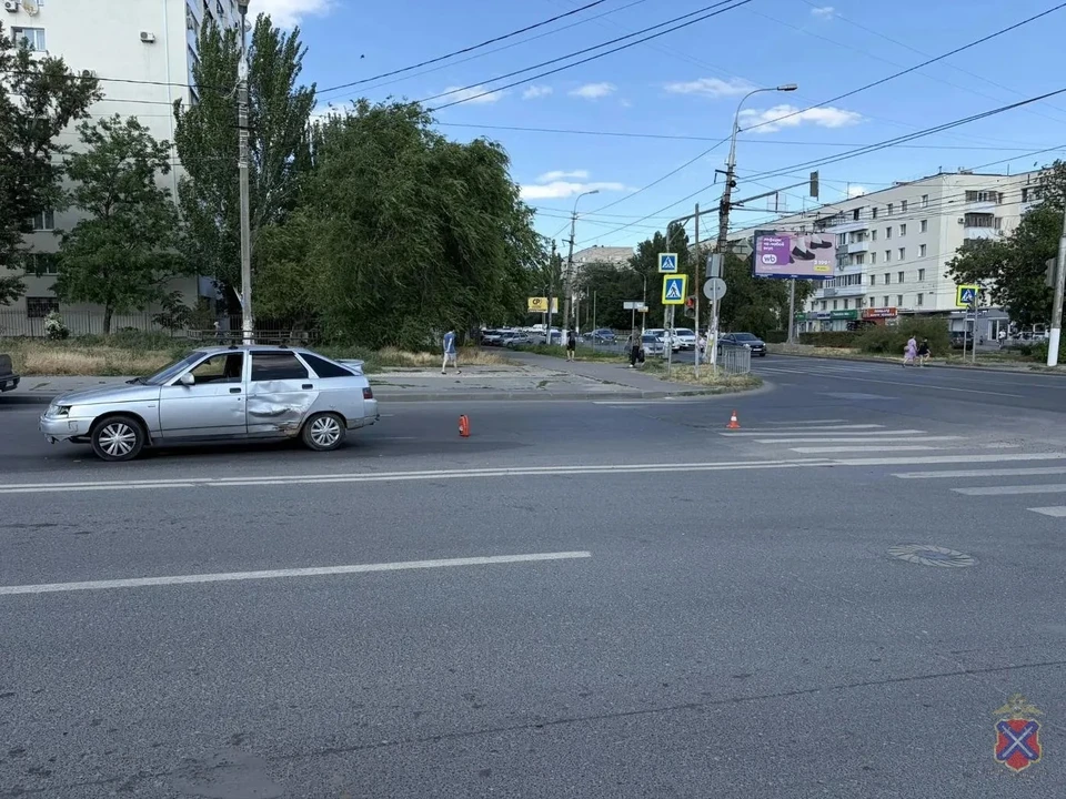 Мама с малышом шла через дорогу по «зебре».