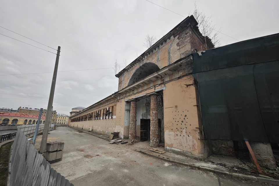 Архитектурный ансамбль, построенный еще при Петре Первом, стоит заброшенный с начала нулевых.