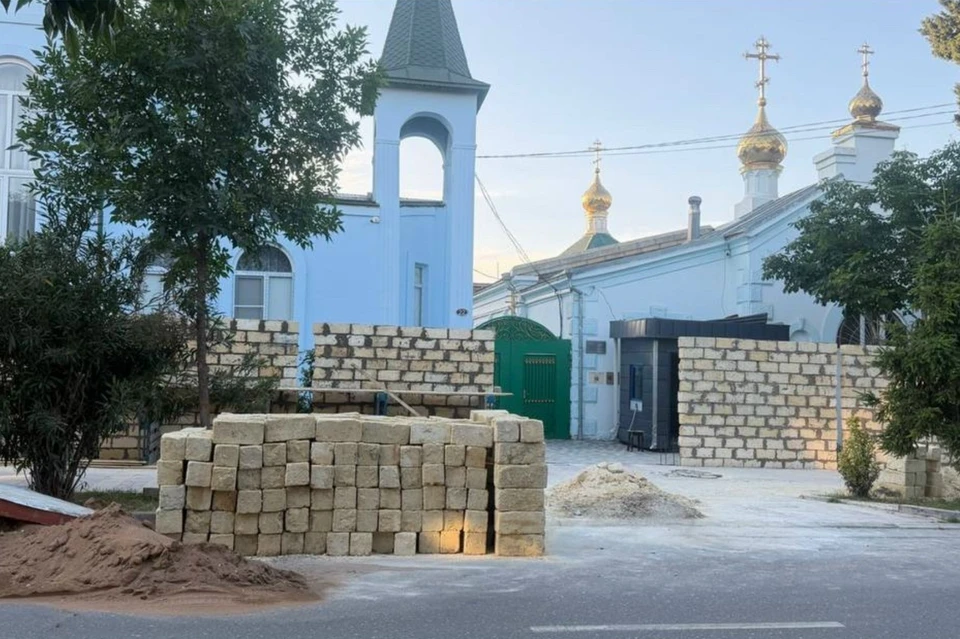 Жители Дербента начали строить забор у храма, пострадавшем при теракте. Фото: администрация Дербента