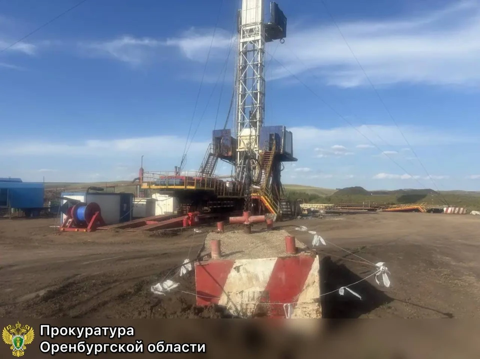 Выполняя работы без страховки, сотрудник потерял равновесие, упал с высоты и получил телесные повреждения