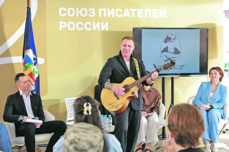 В дискуссии о месте подвига в современной литературе приняли участие поэты, писатели, сценаристы, художники и ветераны боевых действий.
