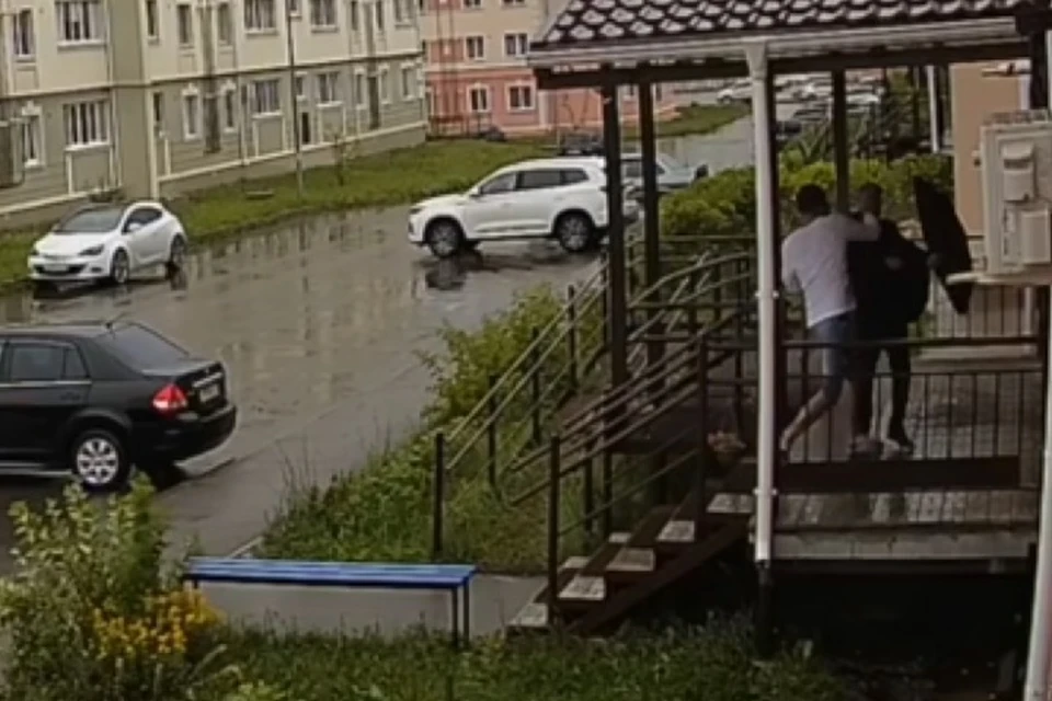 Нападение произошло около одного из подъездов дома в ЖК «Светлый».