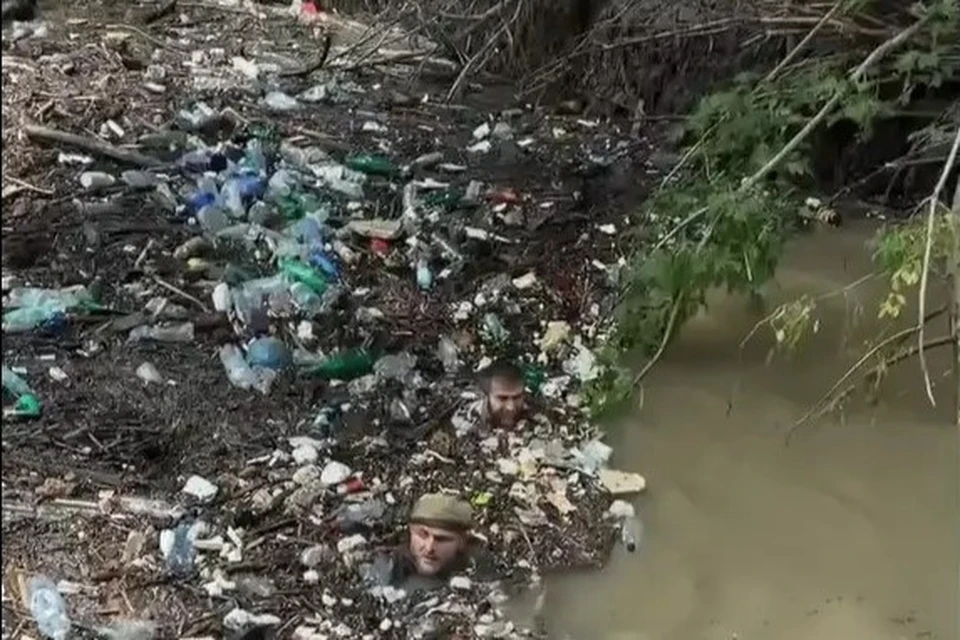 Поисковики работают стоя по горло в мусоре. Фото: стоп-кадр видео idris_musakhadziev