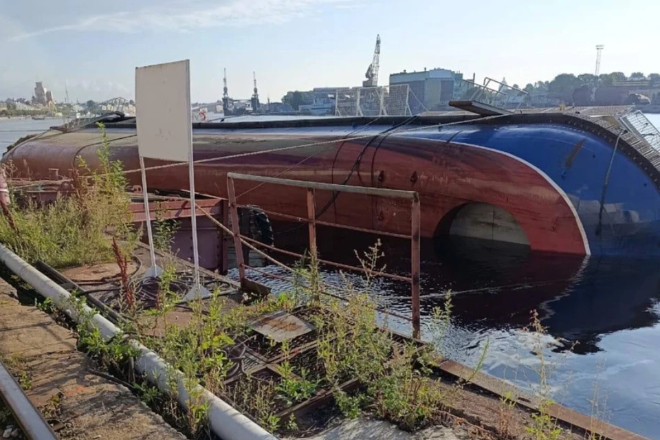 Судно частично ушло под воду у причала Балтийского завода. Фото: ГСУ СКР