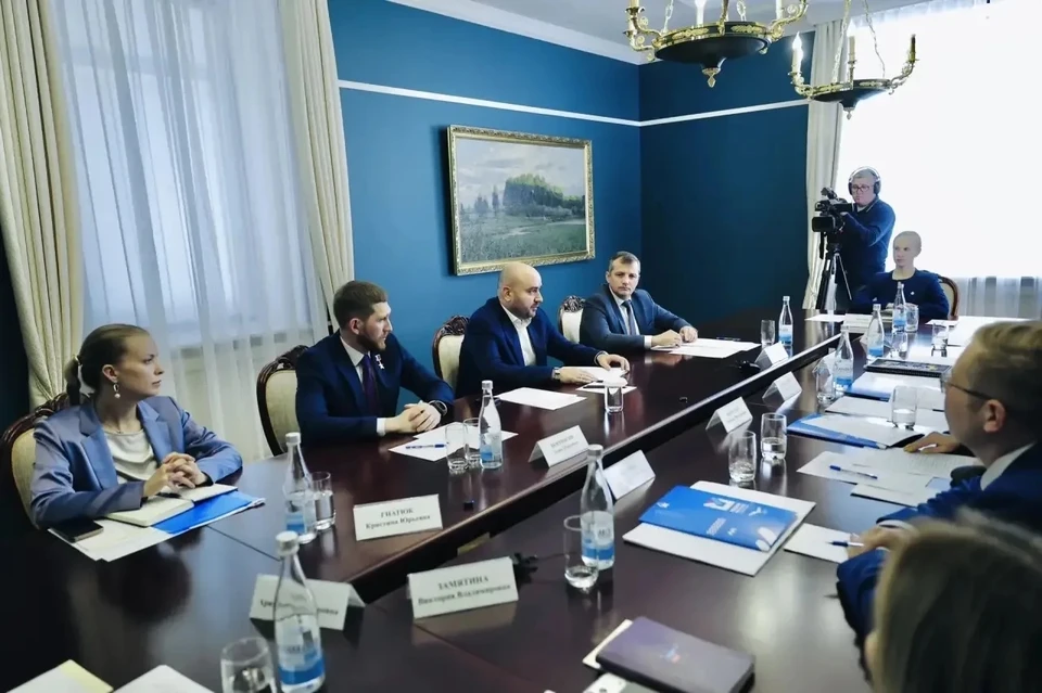 Участники молодежного движения рассказали губернатору о реализации профильных проектов в регионе. Фото: Иван Макеев