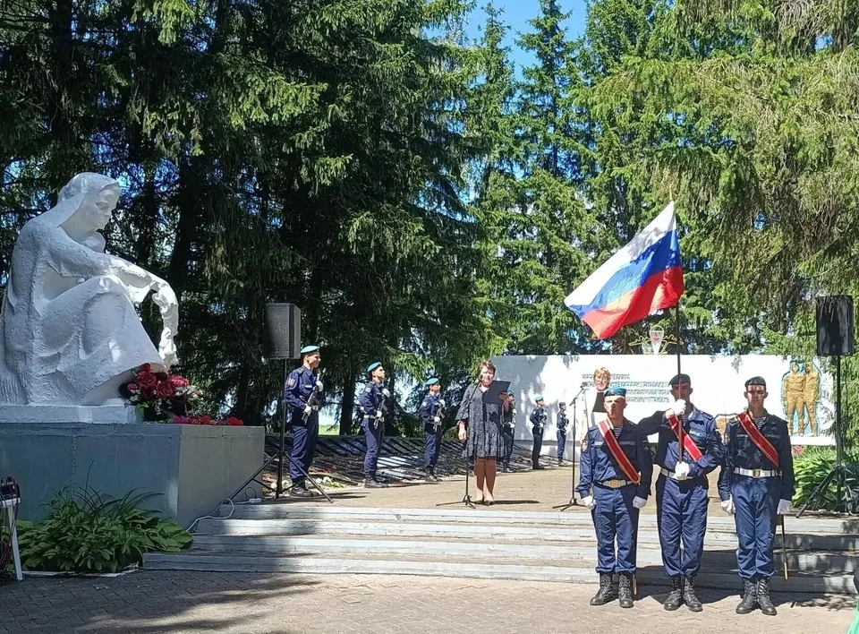 Десантники и родственники погибших собрались на мемориале в Юхновском округе.