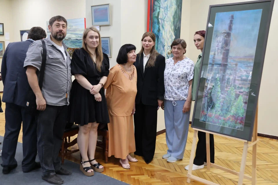 Луганскому музею подарили картину, созданную специально для города. ФОТО: Минкультуры ЛНР