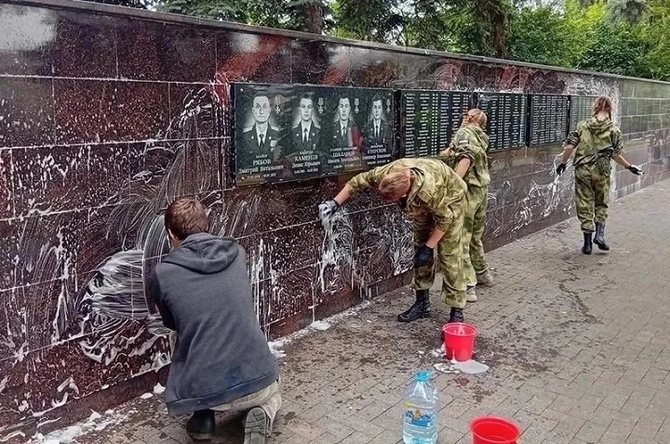 Юнармейский отряд школы №15 на мемориальном комплексе «Воинская Слава». Фото: социальные сети главы Кисловодска