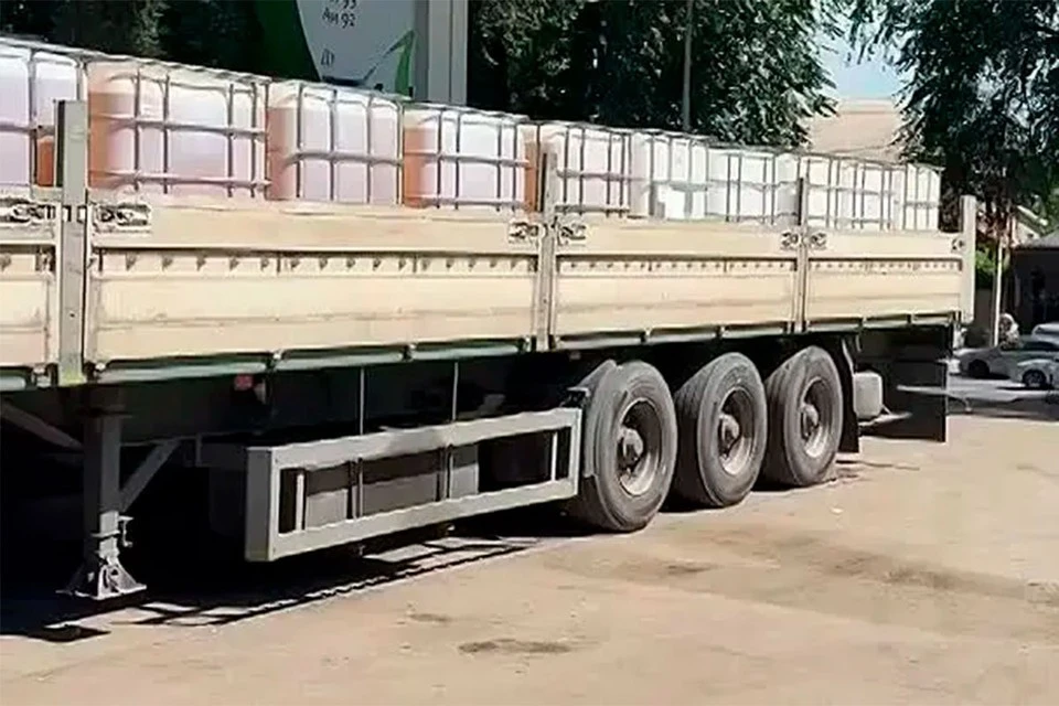 Водитель большегруза заправился на 14 тысяч литров бензина. В результате запасы горючего на станции были тут же полностью исчерпаны