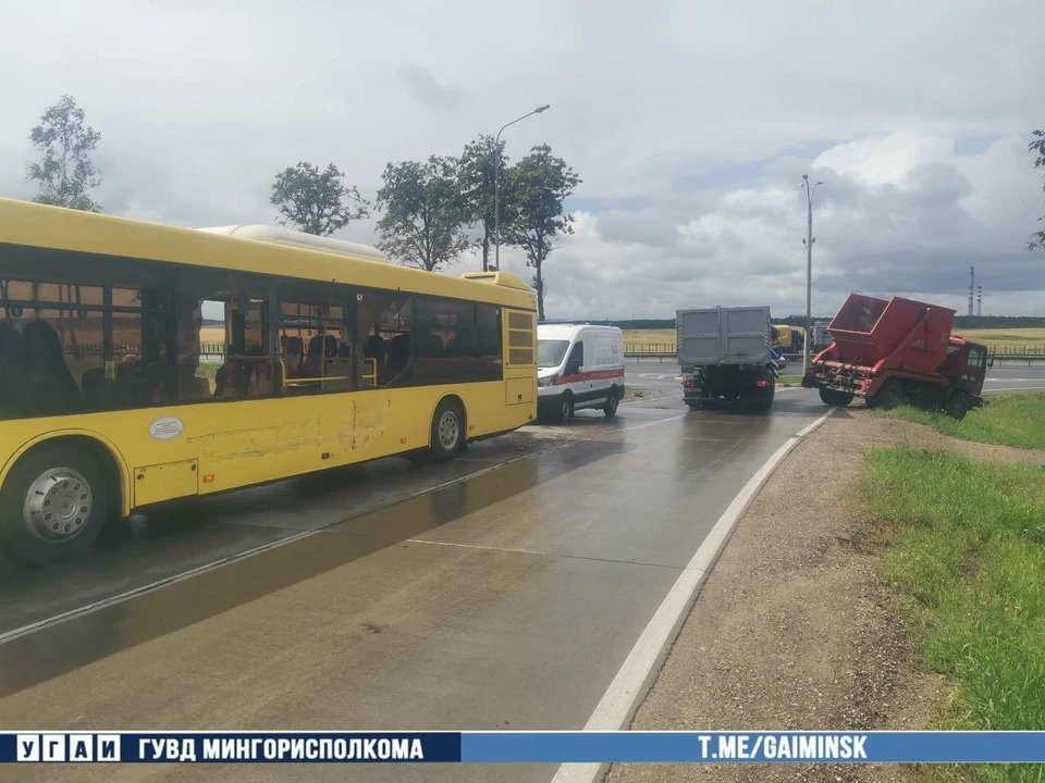 ДТП с грузовиком и пассажирским автобусом случилось в Минске рядом с кладбищем. Фото: телеграм-канал УГАИ ГУВД Мингорисполкома.