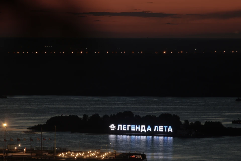 Баржа с надписью «Легенда лета» появилась на Волге в Нижнем Новгороде. Фото: пресс-служба ВКонтакте
