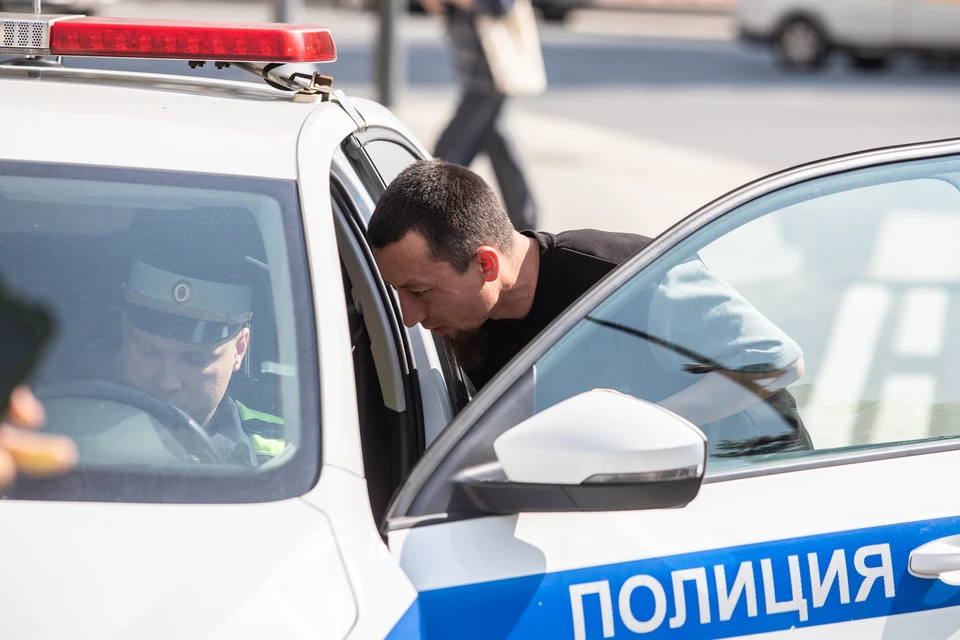 Из-за аварии движение на трассе ограничено в сторону Петербурга.