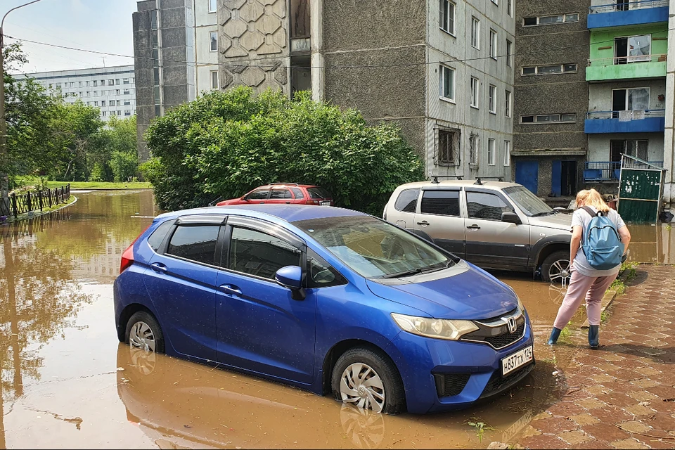 Из-за резкого подъема реки Кача в Красноярске стена воды пошла во дворы.
