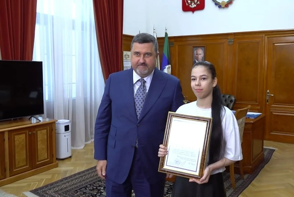 Девушку наградили в родном селе и теперь с ней встретился лично руководитель республики. Фото: соцсети Федора Щукина.