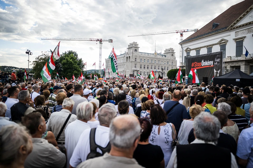 Тысячи венгров собрались на митинг против политики премьер-министра Мадьяра.