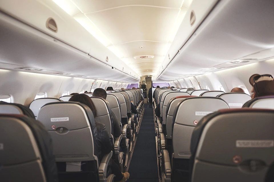 Пассажира Ryanair затянуло в разбитый иллюминатор самолета. Фото: PeopleImages/Shutterstock/Fotodom