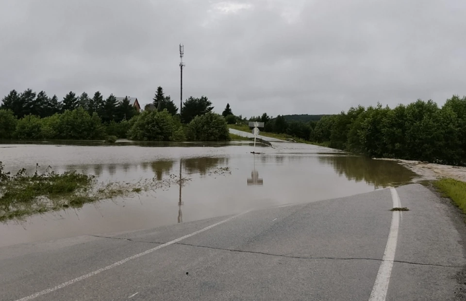 Поток воды перекрыл автомобильную дорогу Артемовский — Арамашево. Фото: Глава Артемовского муниципального округа Андрей Клименко