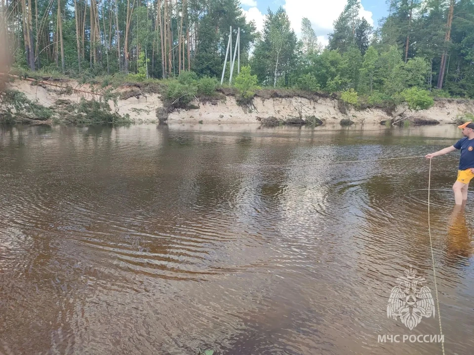Женщина и подросток утонули во время купания в Володарском районе.