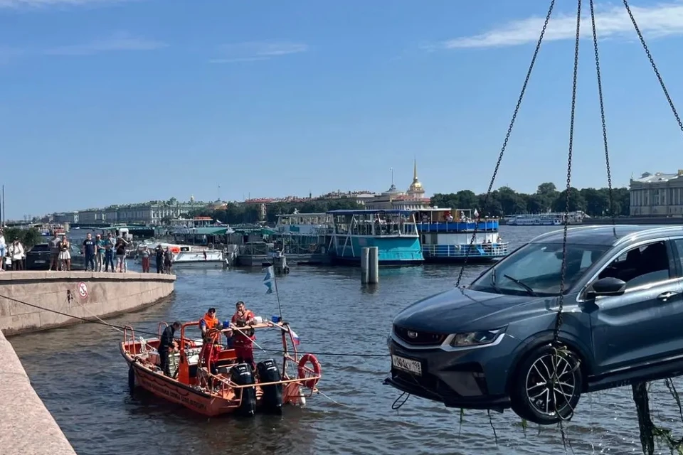 Женщине-водителю удалось спастись. Фото: МЧС Санкт-Петербурга