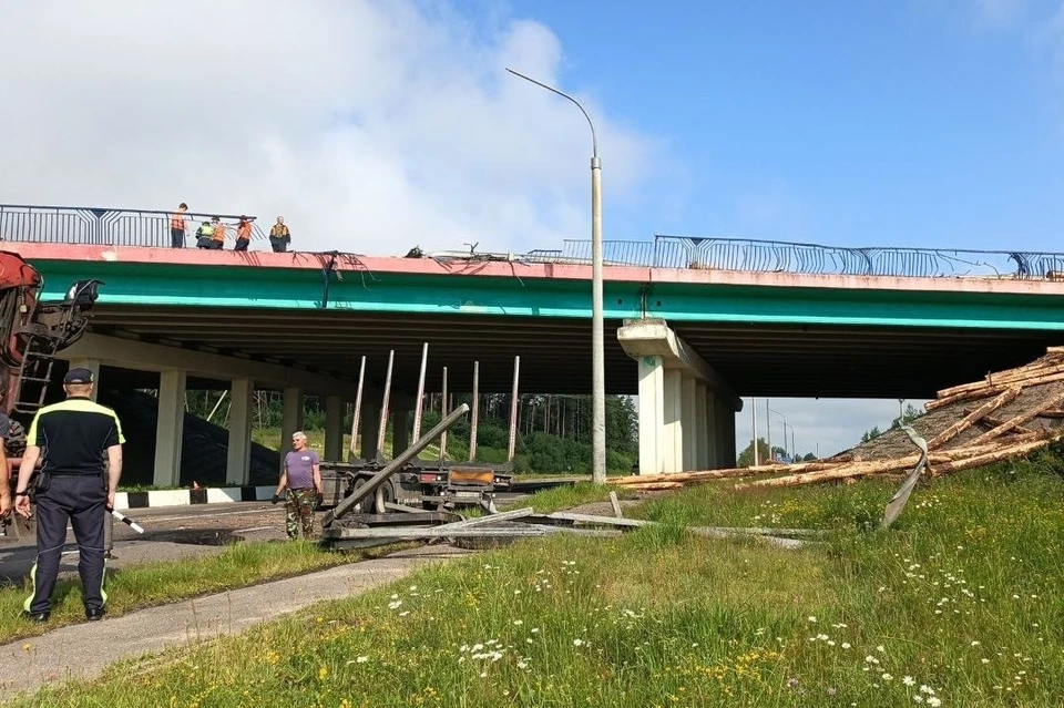 Прицеп с бревнами упал с моста на трассе М-3. Фото: телеграм-канал УГАИ УВД Миноблисполкома.
