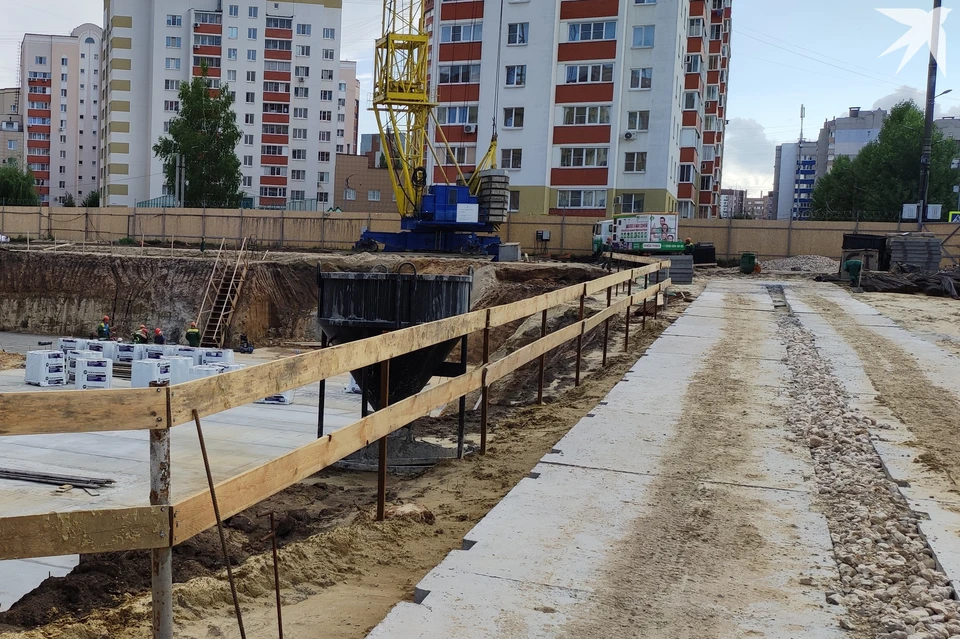 Строители ведут устройство фундамента будущей детской поликлиники.