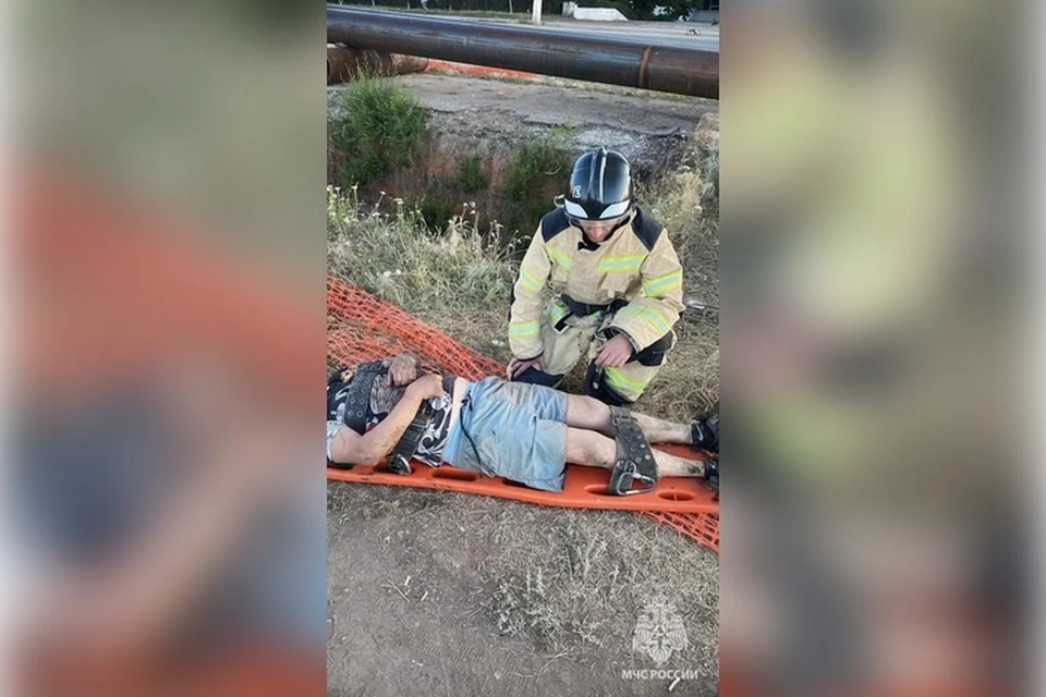 В Алчевске спасатели вызволили 51‑летнего мужчину из пятиметрового колодца. ФОТО: МЧС России