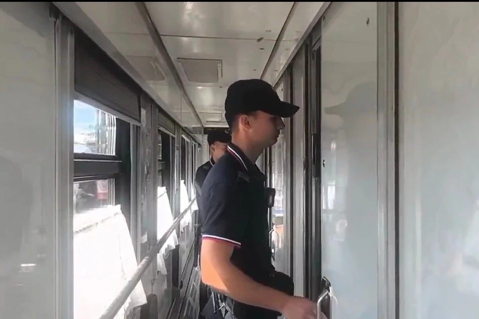 В Иркутской области транспортная полиция усилила охрану поездов с вахтовиками. Фото: Восточно-Сибирское ЛУ МВД России на транспорте.