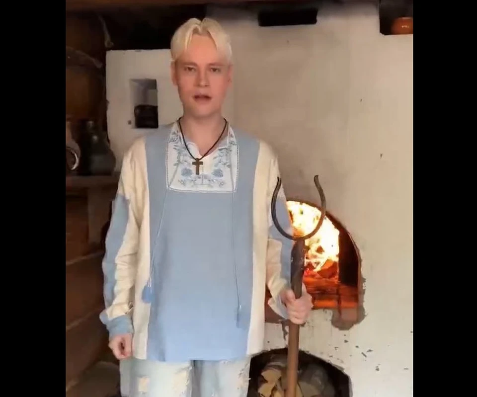 Shaman символично попрощался со своим прежним образом: кожаные штаны сожжены в русской печи. Фото: скриншот видео со страницы артиста.