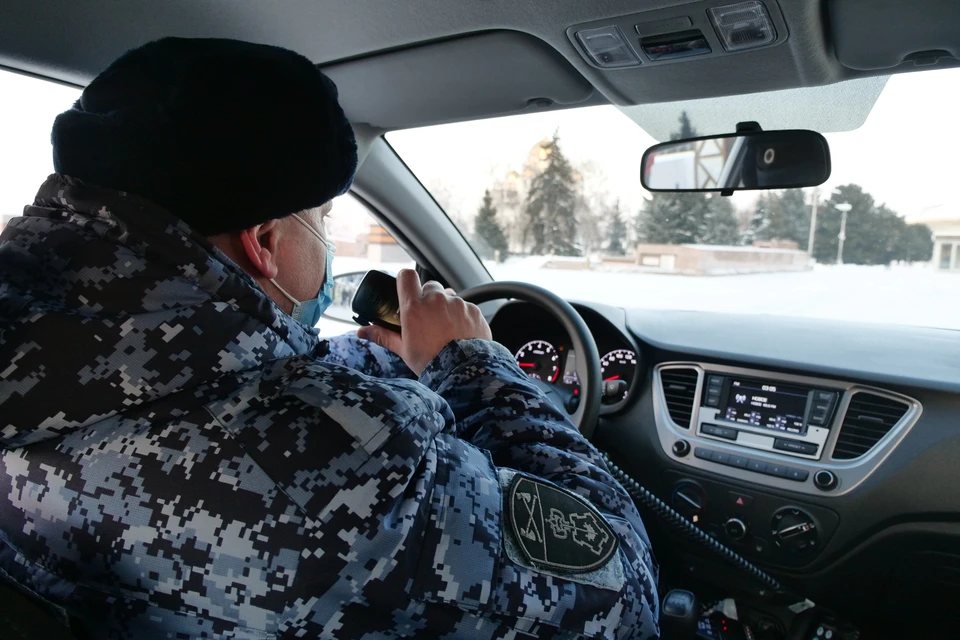 В Кузбассе задержали дебошира, повредившего дверь квартиры возлюбленной.