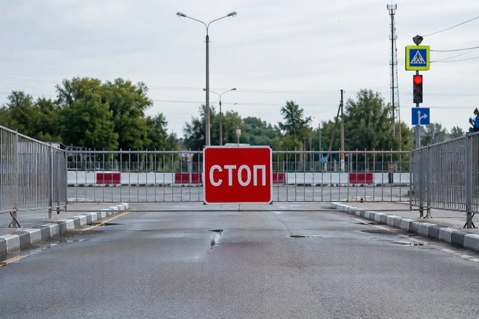 Движение транспорта ограничили по Ижевскому тракту в Сарапуле. Фото: создано с помощью ИИ