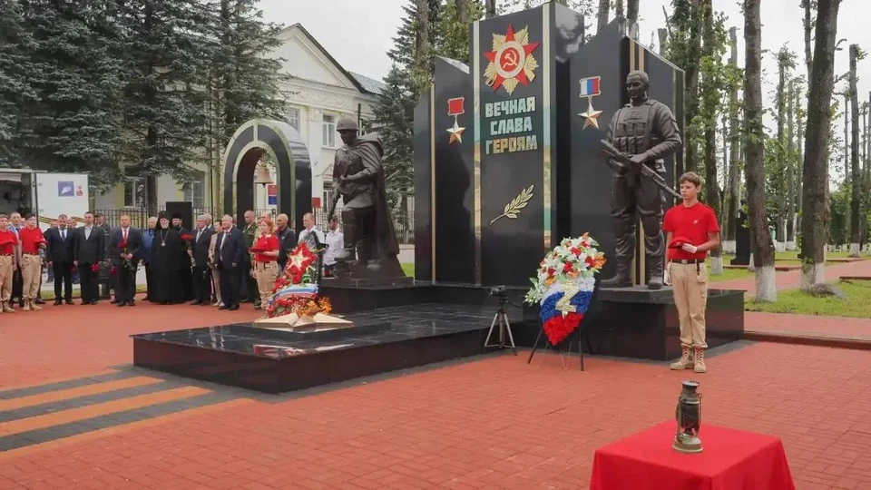 Вечный огонь впервые зажгли на мемориале в Спас-Деменске после реконструкции.