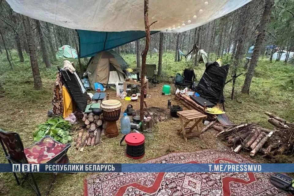 Милиция задержала более 300 человек в лесу у озера под Россонами на нелегальном "турслете". Фото: МВД Беларуси