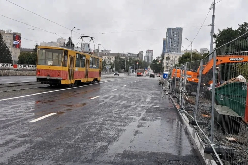 Полностью завершить строительные работы на мосту по улице Куйбышева в городе планируют к ноябрю Фото: официальный канал главы Екатеринбурга Алексея Орлова в Max