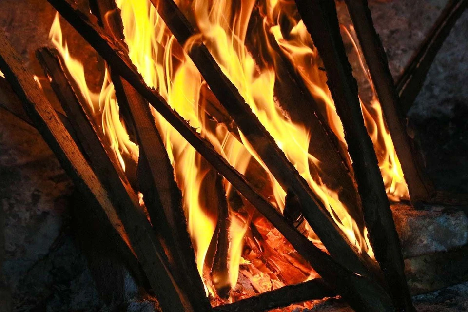В результате пожара повреждены крыша, потолок и стены строения