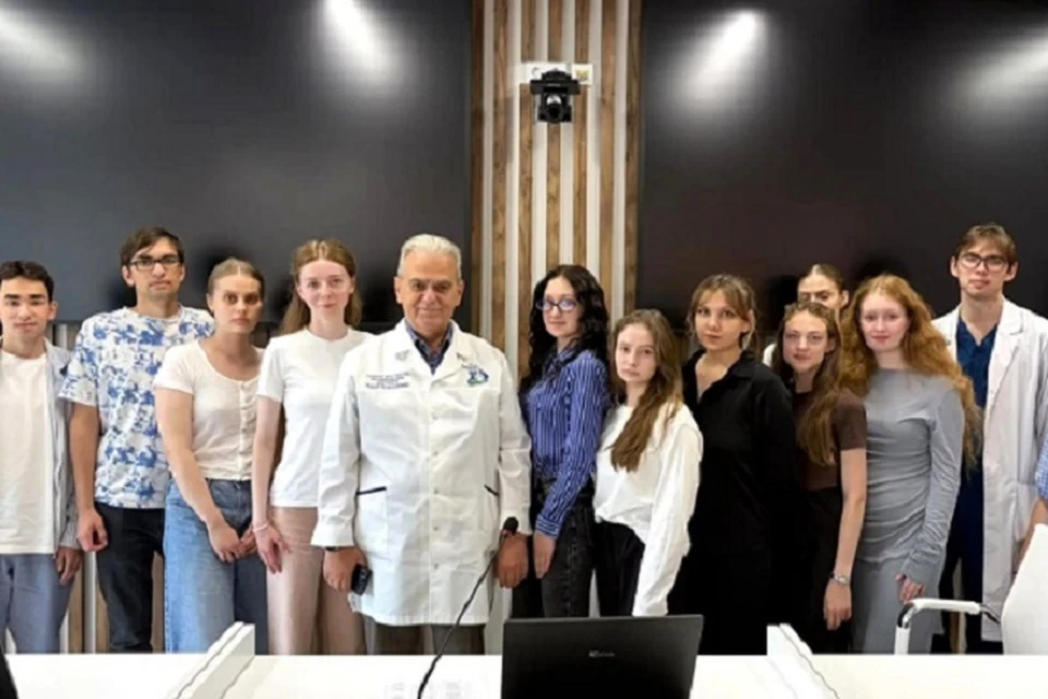 Студенты медвуза будут заполнять карты. совершать обходы и посещать операции. Фото: Минздрав Свердловской области