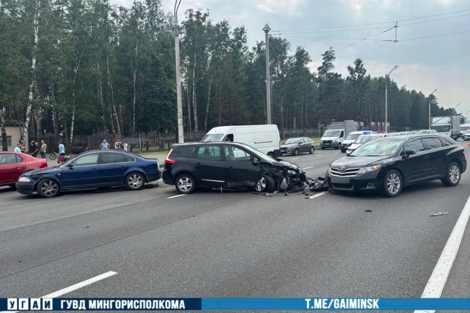 Массовое ДТП с пятью автомобилями произошло на проспекте Независимости в Минске. Фото: телеграм-канал УГАИ ГУВД Мингорисполкома