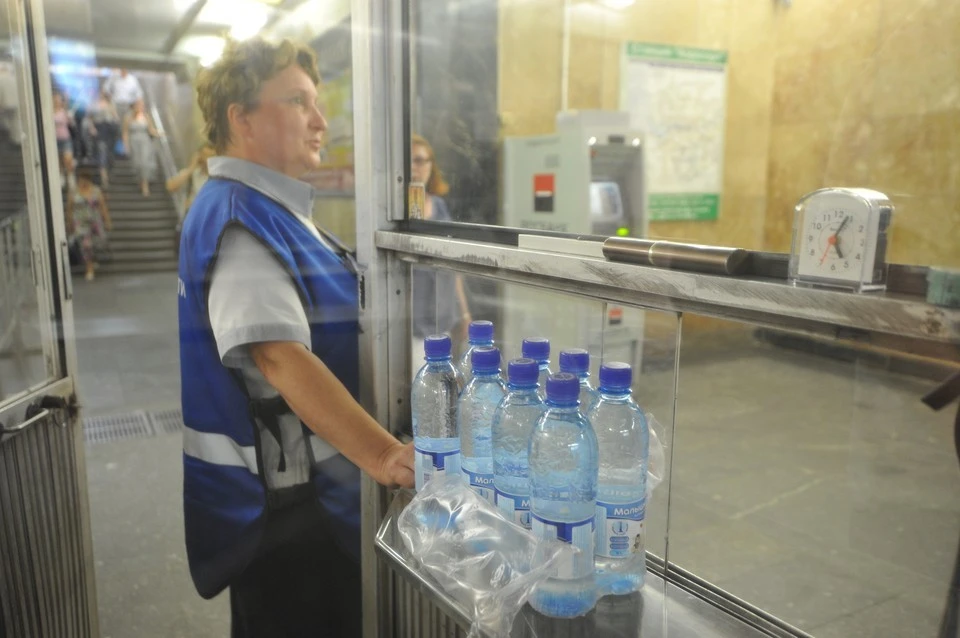 Бесплатную воду раздают в Москве из-за жары