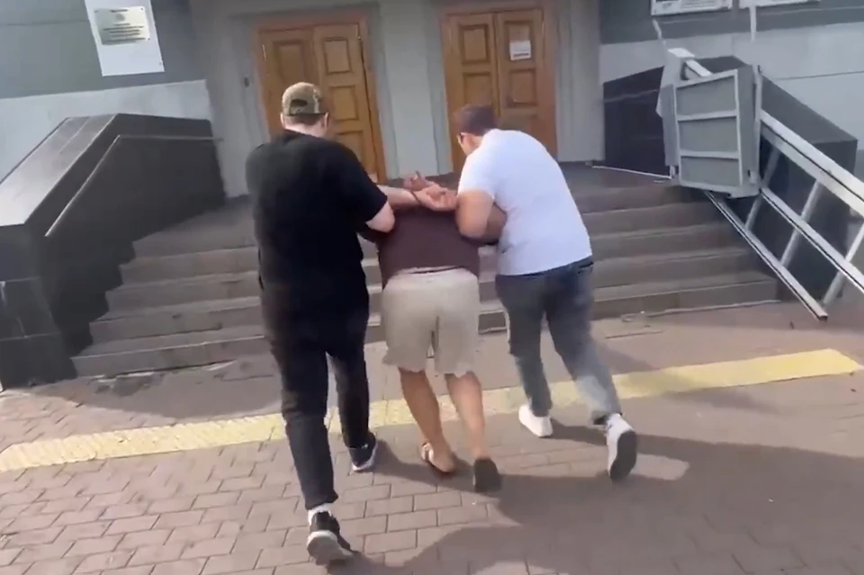 Оперативники доставили мужчину в Центральный райотдел полиции. Фото: ГУ МВД по Челябинской области.