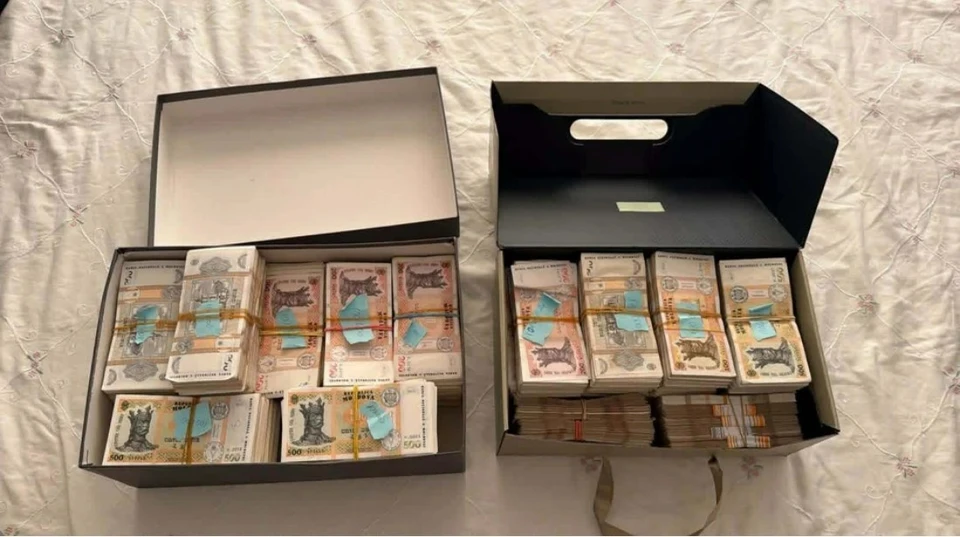 У молдавского чиновника средней руки при обыске нашли 2,5 миллиона леев, заботливо уложенные в обувные коробки. Фото: НАЦ