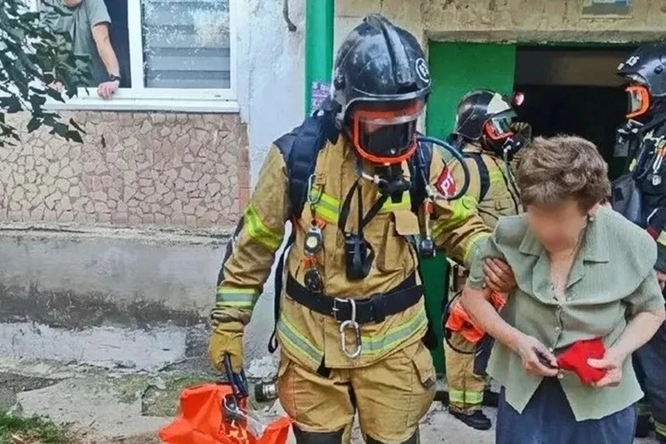 В Торезе пожарные спасли девять человек из задымленного подъезда. Фото: МЧС России по ДНР