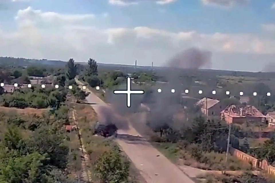 Целеуказания были переданы расчетам ударных FPV-дронов, которые точными попаданиями уничтожили технику