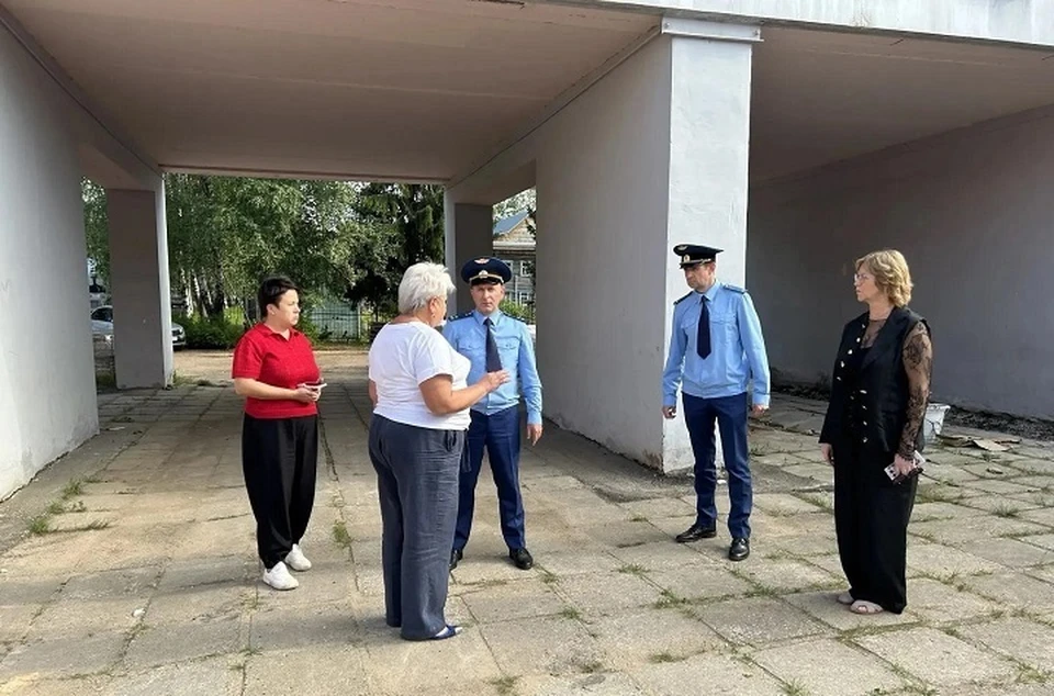 Ход работ проверил прокурор.