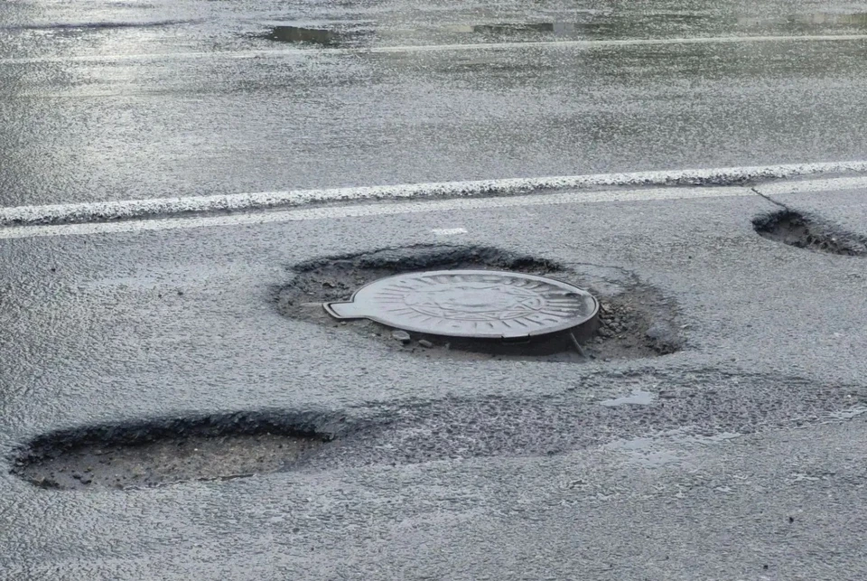 В темноте или после дождя в ямах на дороге легко повредить автомобиль. Фото: томское отделение «Народного фронта»